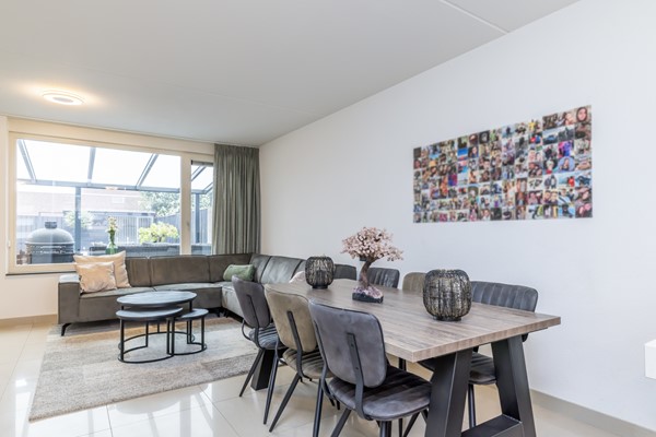 Foto - Te koop: In Landgraaf op een zeer kindvriendelijke locatie bevindt zich deze nette en moderne instapklare energiezuinige tussenwoning uit 2008